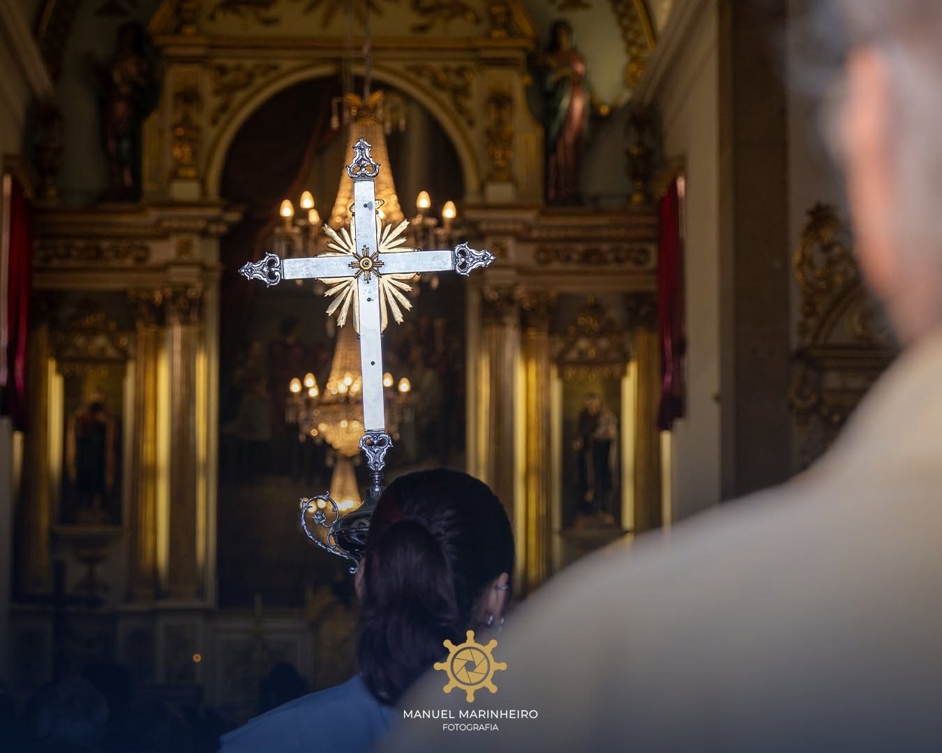 Cruz processional erguida no interior da igreja durante a celebração