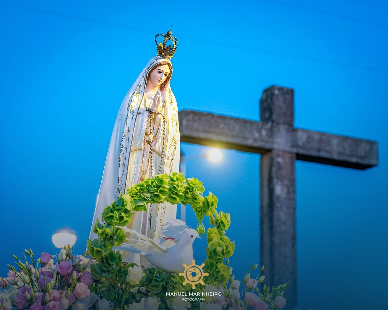 Andor de Nossa Senhora de Fátima ao entardecer, com cruz ao fundo
